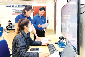 Jóvenes en la ciudad antigua