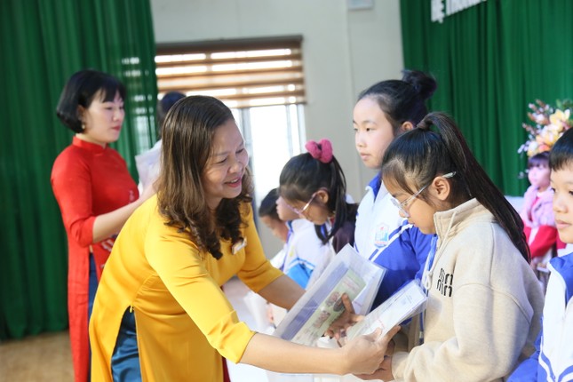 何百人もの学生が書道コンテストに熱心に参加しました写真5