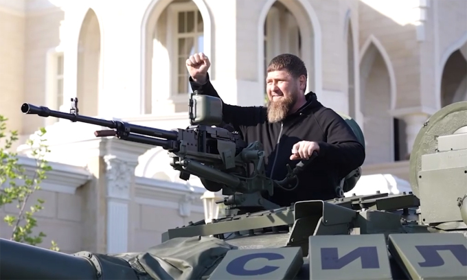 Thượng tướng Ramzan Kadyrov, lãnh đạo Cộng hòa Chechnya thuộc Nga trên xe tăng T-72 ngày 16/5. Ảnh:Telegram/RKadyrov_95