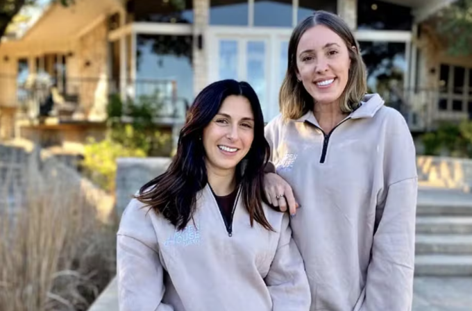 Kristina Modares und Stephanie Douglass, zwei Finanzberaterinnen für alleinstehende Frauen in den USA, die vor der Heirat ein Eigenheim besitzen möchten. Foto: O.H