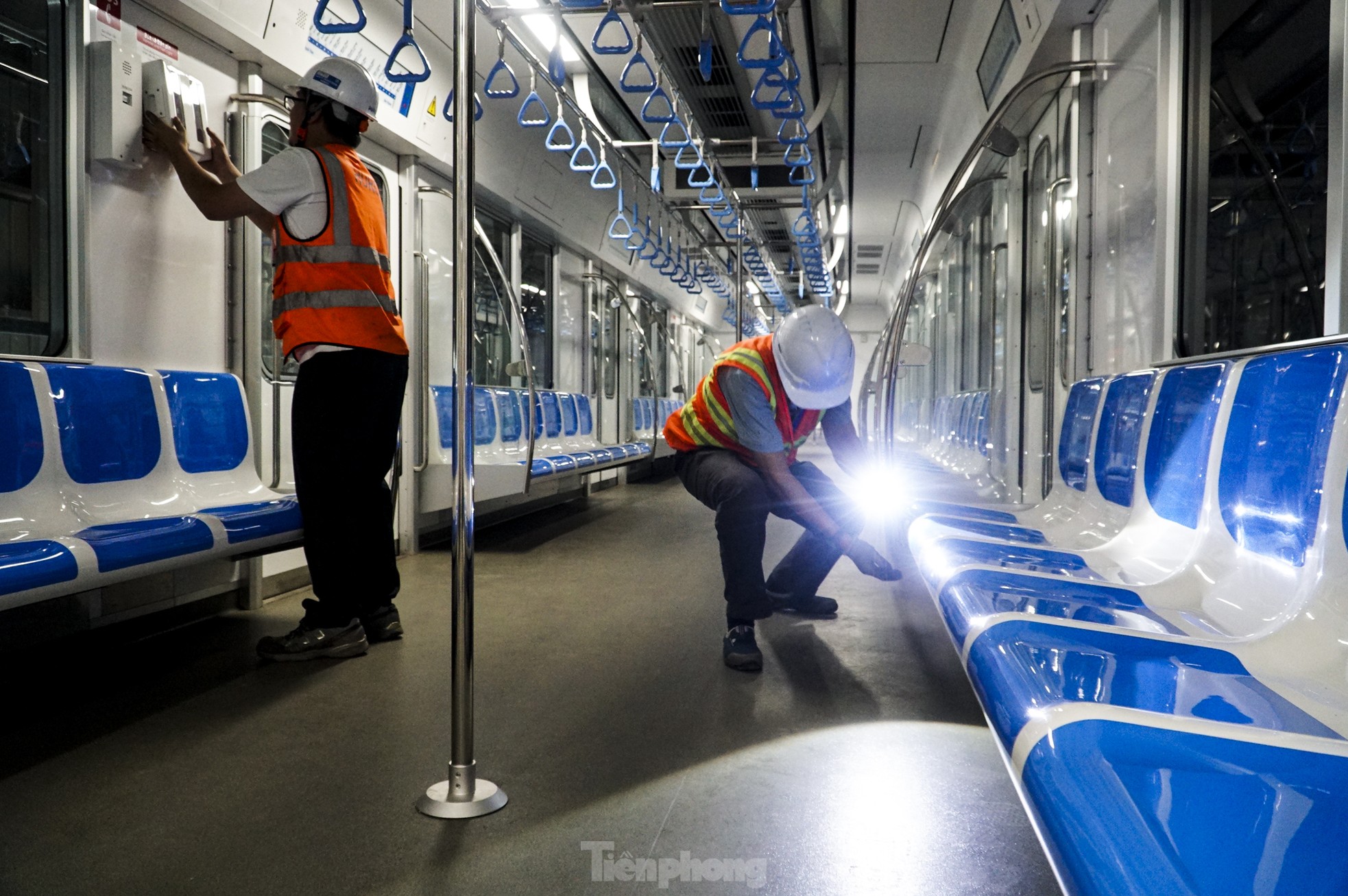 Tận thấy nhiệm vụ quan trọng đội kỹ sư đang thực hiện trong metro số 1 trước ngày vận hành ảnh 13