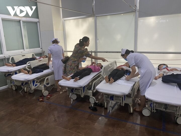 학생들은 티엔한 종합병원에서 정맥 주사를 맞고 건강 상태를 모니터링받고 있습니다.