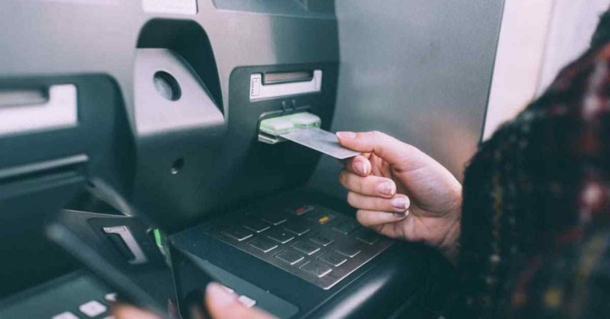 Chính sách - Nếu không muốn mất sạch tiền từ thẻ ATM, bạn nên biết 'mẹo hay' này