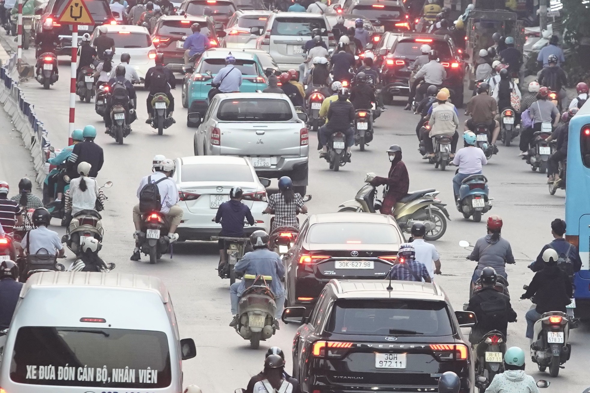 Horrifying scene of people risking their lives to 'cut' the front of a car, rushing through traffic to get into Thanh Xuan underpass photo 4