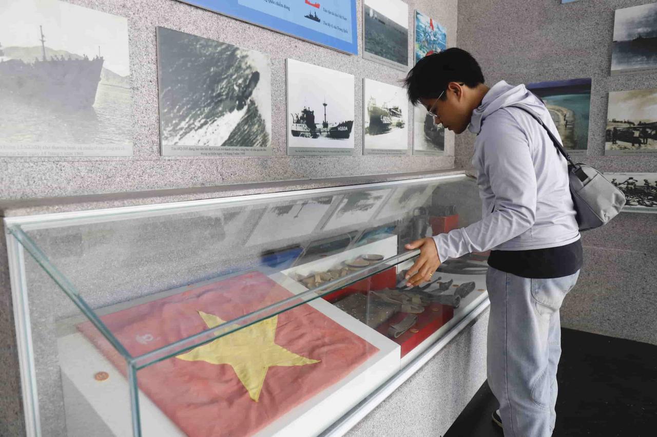 Categoría de Museo Subterráneo en el área de exhibición subterránea del Memorial del Soldado Gac Ma. Este es también un lugar para preservar y guardar artefactos relacionados con las vidas y las familias de los mártires de Gac Ma.