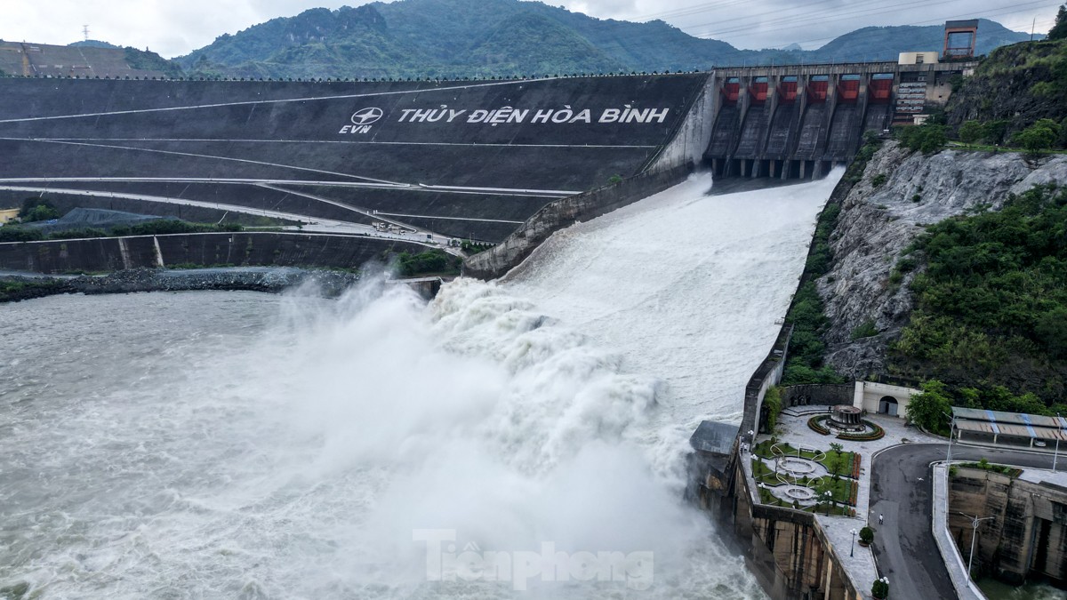 CLIP: People flock to Hoa Binh Hydropower Plant to watch flood discharge photo 1