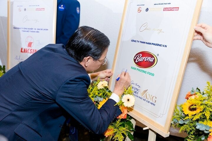 Chairman of Ho Chi Minh City People's Committee Phan Van Mai signed the logo of Nam Phuong Food.