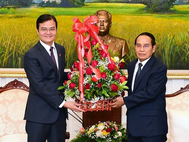 Mang tình cảm tốt đẹp hai đất nước đến với Lào - Ảnh 3.