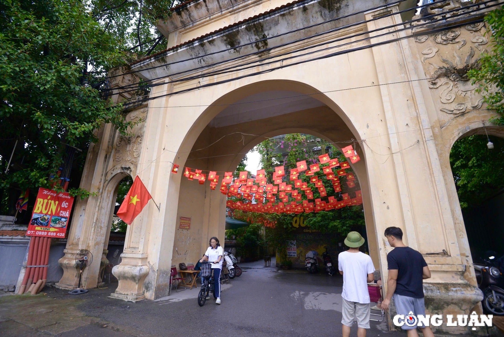 ruc ro co do sao vang truoc cong lang ha noi hinh 6