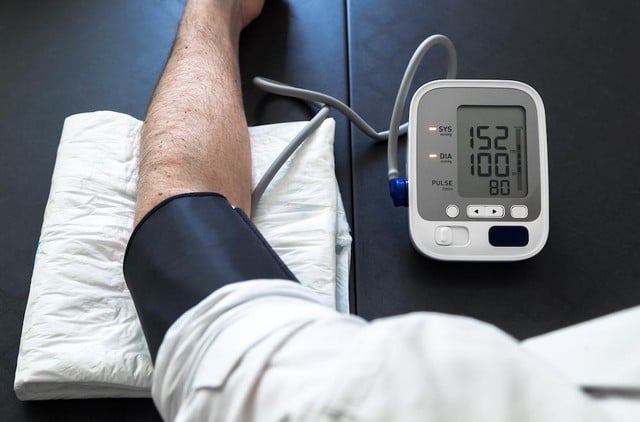 Les personnes souffrant d’hypertension artérielle en été doivent mesurer leur tension artérielle tous les jours avant de se réveiller.