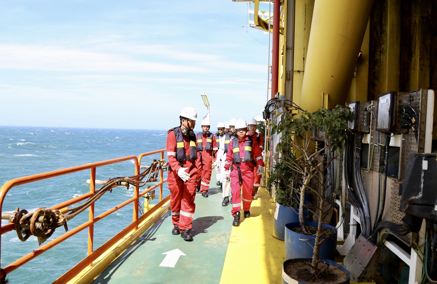 Lãnh đạo Bộ Công Thương, Petrovietnam thăm và chúc Tết người lao động trên FPSO Lam Son và giàn Diamond Lô 01&02