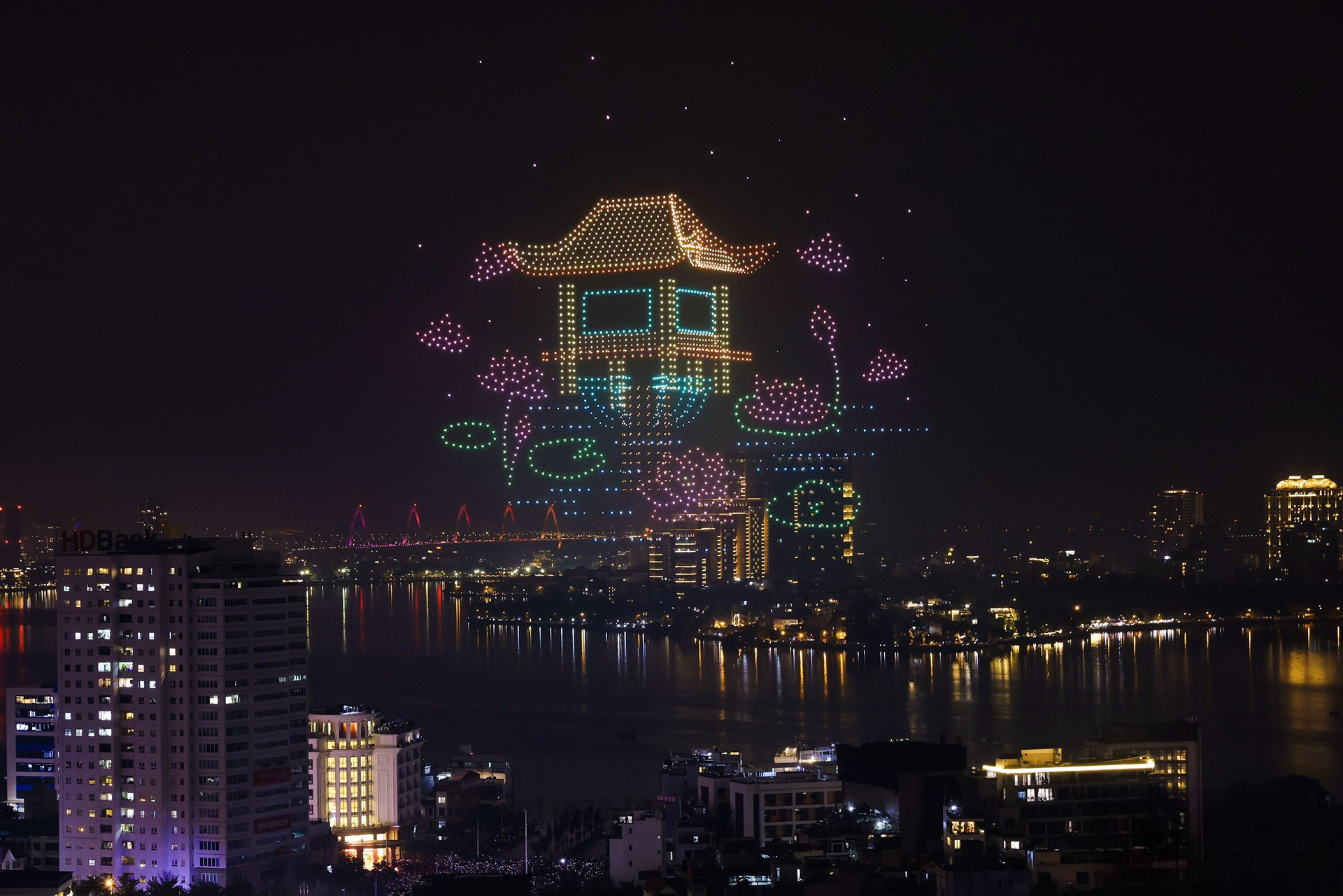 Espectáculo de luces y escena turística de Hanoi dan la bienvenida al 2024