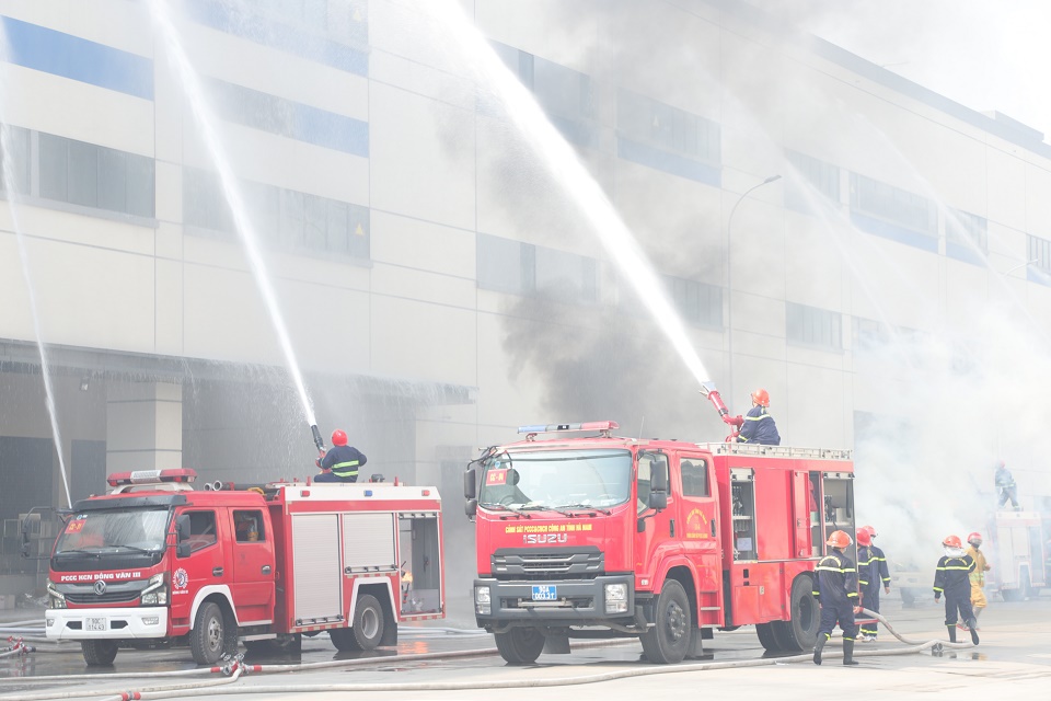 La Force de Prévention et de Secours des Incendies de la Police Provinciale a mobilisé des agents, des soldats et des véhicules pour exécuter les plans de lutte contre les incendies et de sauvetage.