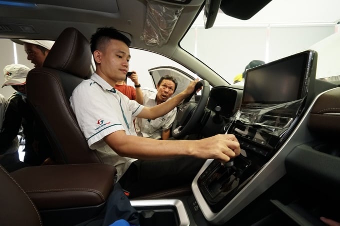 Los conductores están experimentando con los coches híbridos que serán reemplazados en un futuro próximo. Foto: VNS