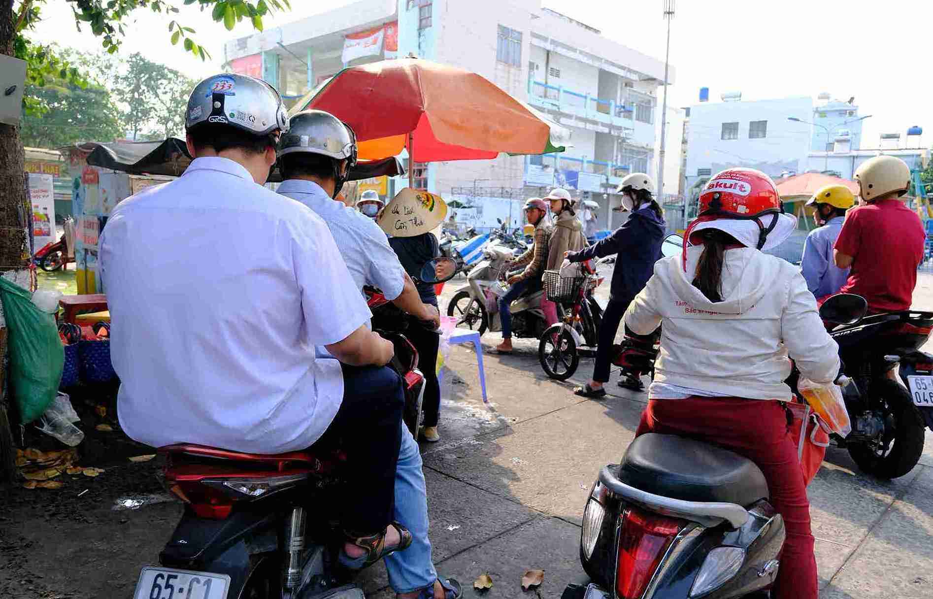 Quán sâm dừa của bà Sáu luôn đông khách tìm đến mua nước giải khát. Ảnh: Ngọc Ly