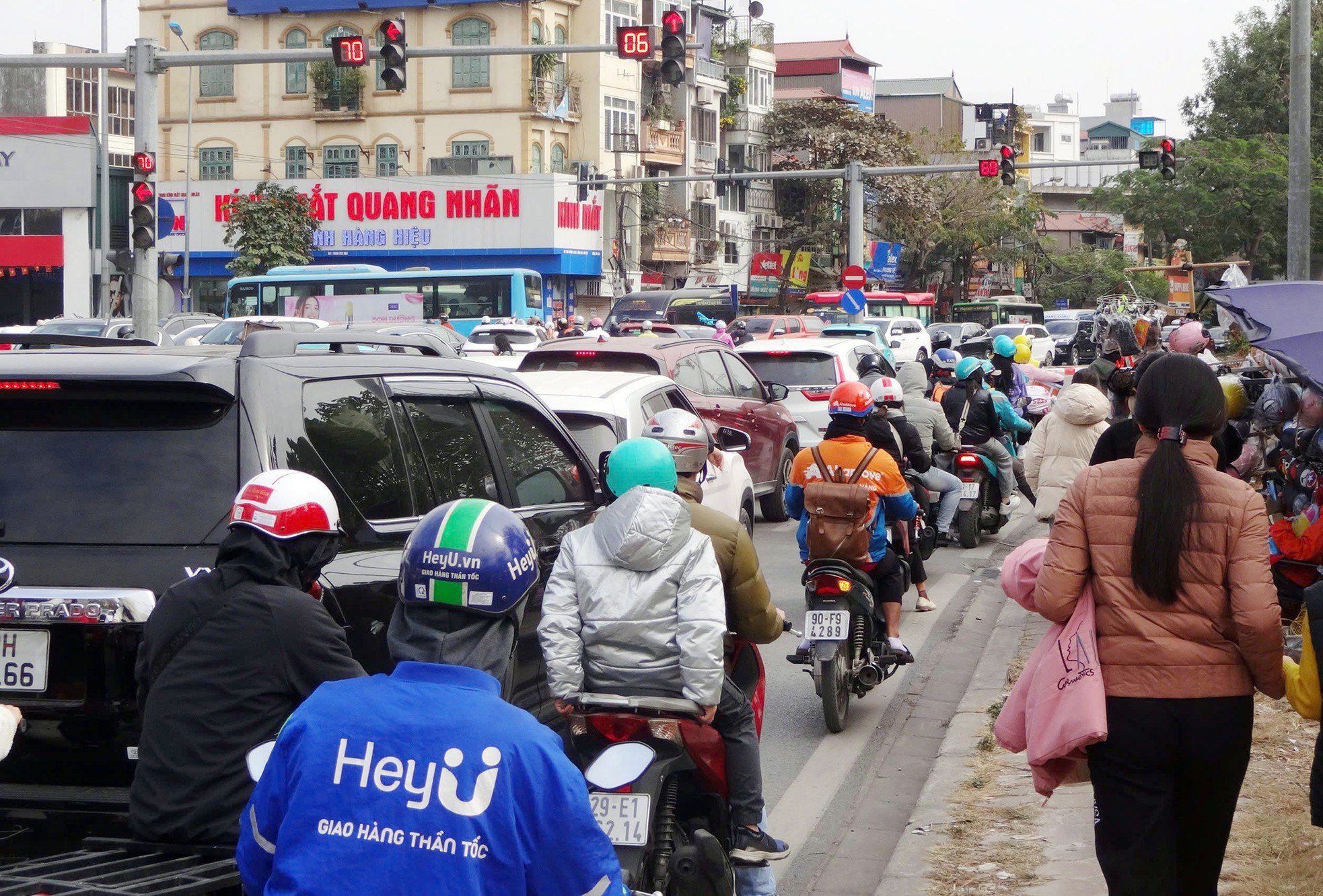 On weekends, many roads in Hanoi are congested for a long time, photo 4