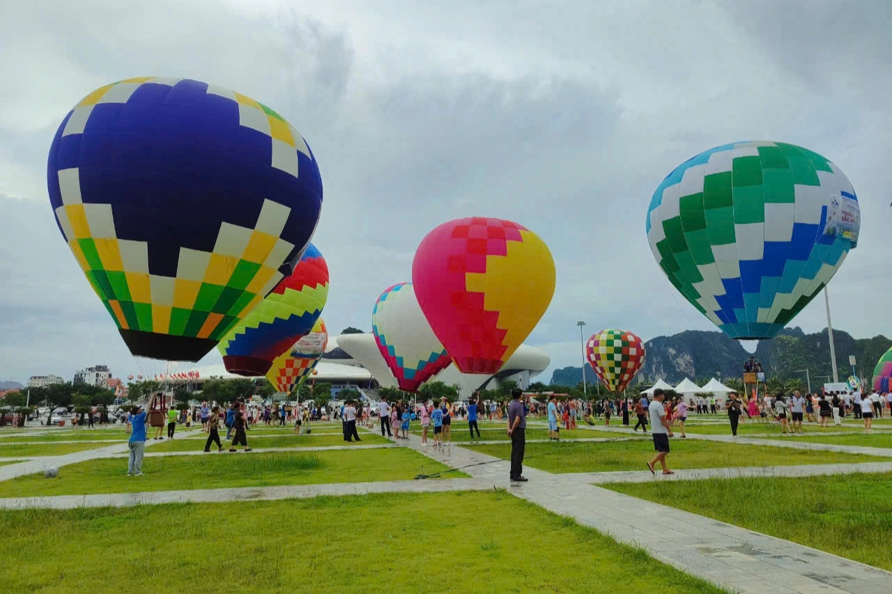 Les touristes sont impatients de découvrir les montgolfières à Ha Long