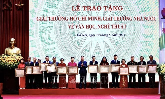 Kịp thời tôn vinh các văn nghệ sĩ có nhiều thành tựu, cống hiến cho đất nước