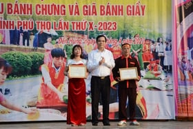 Cam Khe and Yen Lap districts won first prize in the contest of wrapping, cooking banh chung and pounding banh giay.