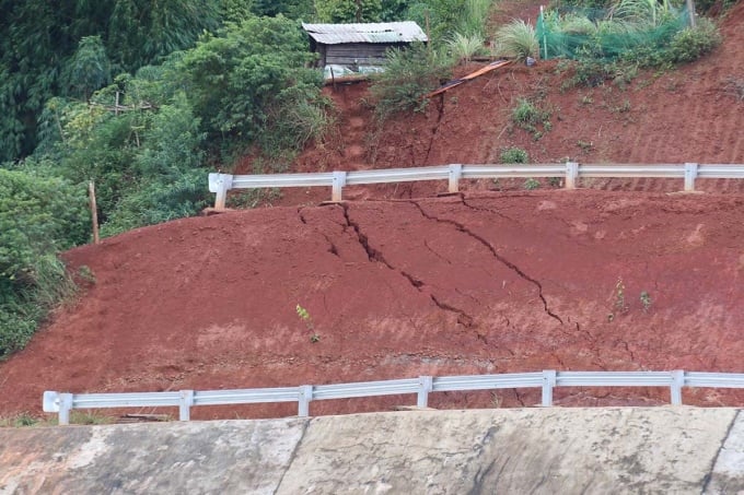 La grieta al pie de la presa tiene una longitud de unos 500 m. Foto: Ngoc Oanh