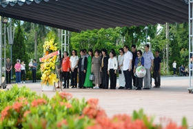 Die ehemalige Vizepräsidentin Dang Thi Ngoc Thinh bietet Blumen und Weihrauch in der antiken Zitadelle Quang Tri und im Gedenkhaus des Generalsekretärs Le Duan an. 