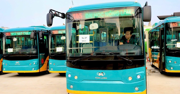 Imagen de buses eléctricos "aterrizando", listos para dar servicio a 17 rutas que conectan la línea 1 del metro