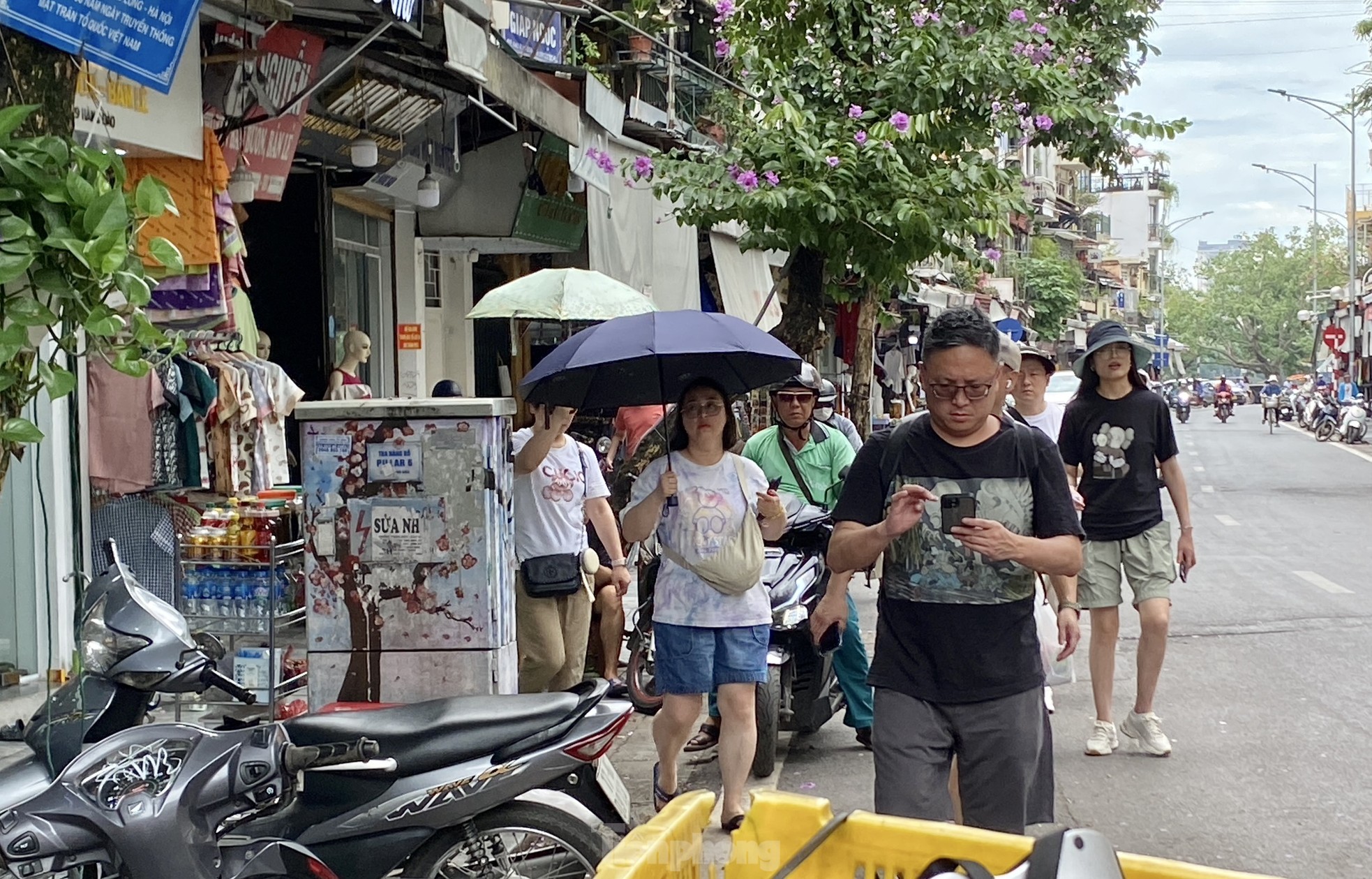 Imágenes contrastantes entre aceras alquiladas y no alquiladas en Hanoi (foto 6)