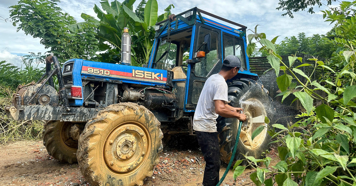 Why are tractor drivers in Kon Tum excited every time they are 'fined' 30,000 VND?