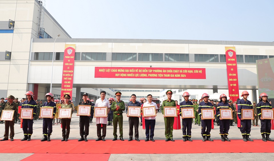 Le colonel Pham Hung Duong, membre du Comité permanent du Comité du Parti et directeur adjoint du Département de la police provinciale, a décerné des certificats de mérite aux collectifs et aux individus exceptionnels dans leurs conseils et leur mise en œuvre de l'exercice.