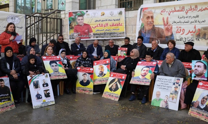 نظمت مجموعة تطالب بإطلاق سراح الفلسطينيين المعتقلين في السجون الإسرائيلية وقفة احتجاجية أمام الصليب الأحمر في مدينة رام الله بالضفة الغربية في 21 نوفمبر/تشرين الثاني. تصوير: وكالة فرانس برس.