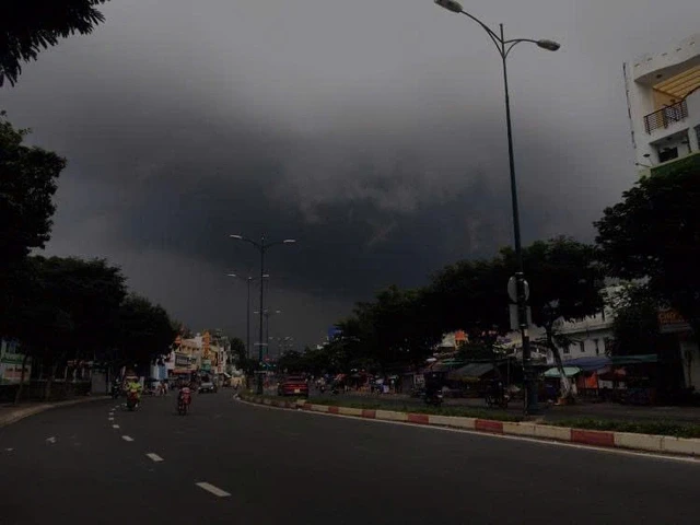 La ville de Ho Chi Minh est sombre, la ville de Thu Duc connaît de fortes pluies et des vents violents, photo 1