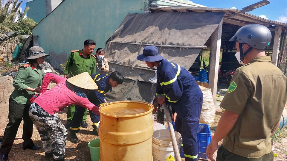 Even though it was a day off, officers and soldiers still promptly provided water to people affected by drought and salinity.