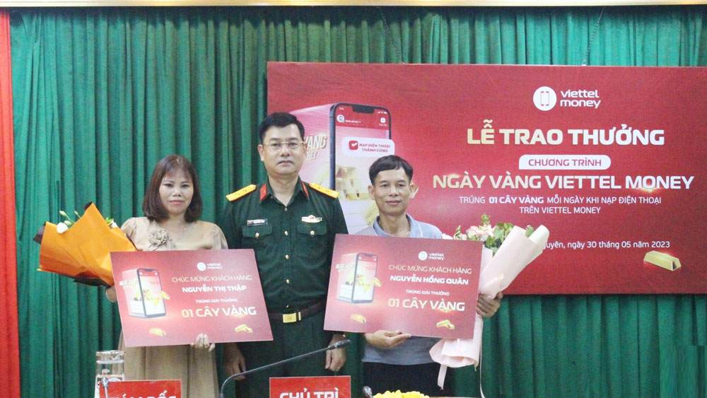 Lieutenant Colonel Dang Anh Tuan, Director of Viettel Thai Nguyen, awarded 2 customers who won the program 