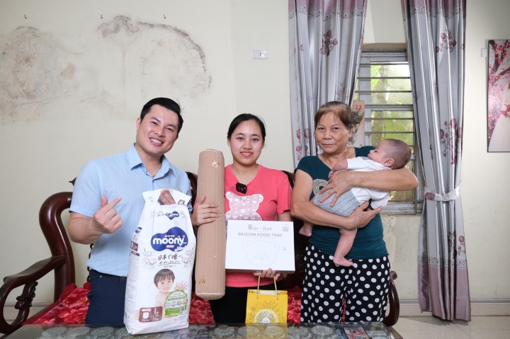 Doctor Thanh Son during a visit to a customer's family.