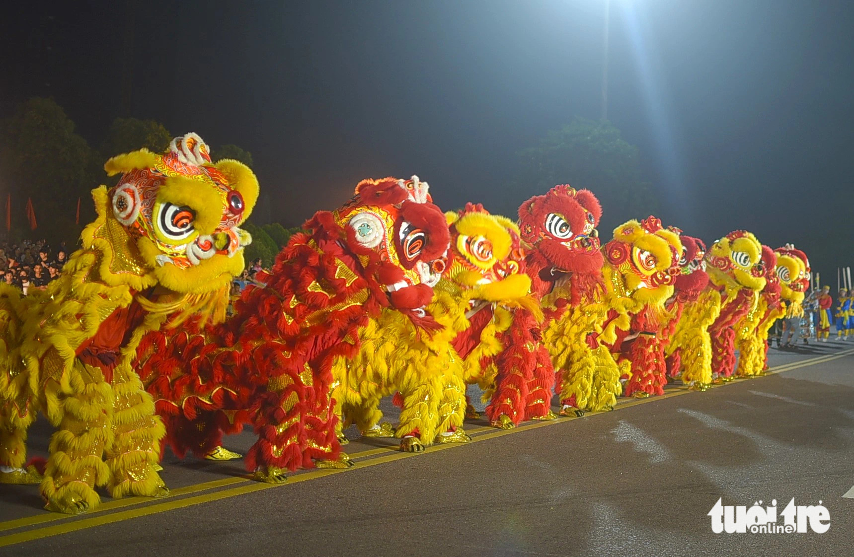 Những chú lân rộn rã chào khán giả. Theo UBND TP Quy Nhơn, chương trình "Quy Nhơn rực rỡ sắc màu" là sự kiện kích cầu du lịch, cụ thể hóa mục tiêu phát triển kinh tế biển, trọng tâm đẩy mạnh dịch vụ, du lịch biển TP Quy Nhơn đến năm 2025 trở thành điểm đến thú vị, thu hút khách du lịch trong và ngoài nước - Ảnh: LÂM THIÊN