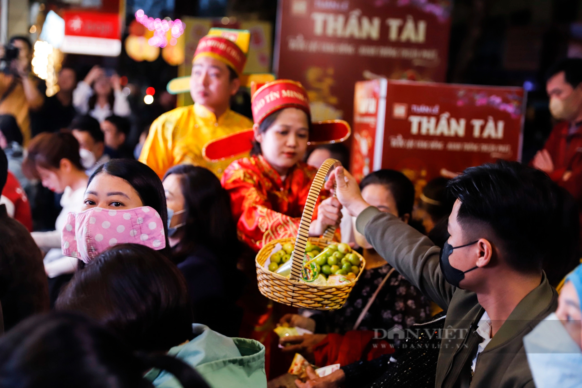 Ngày vía Thần Tài: Nơi xếp hàng từ 3h sáng, nơi vắng như 