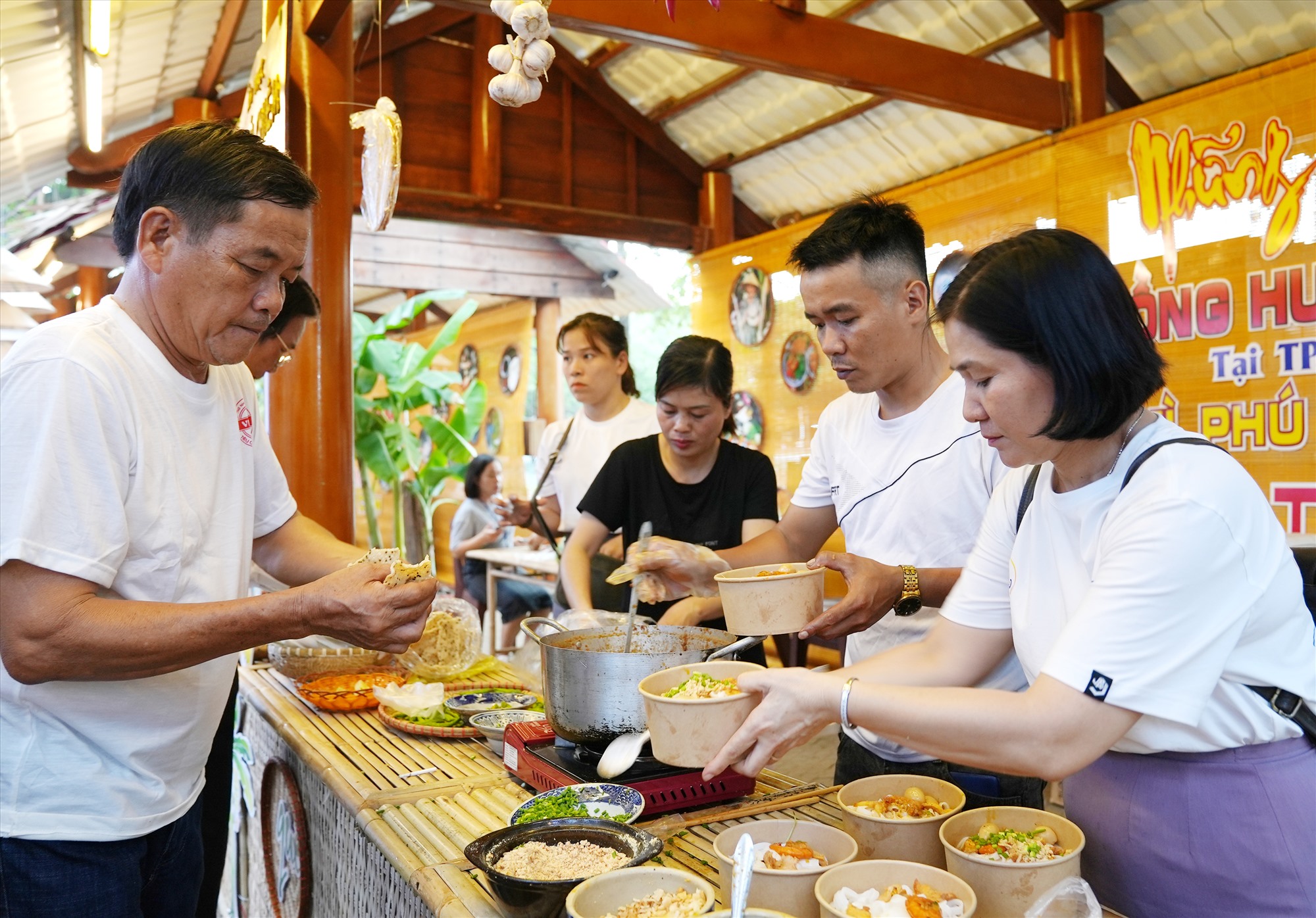 Mỳ Quảng - món ăn được bà con tìm đến để thưởng thức nhiều nhất trong ngày hội. Ảnh: Q.L