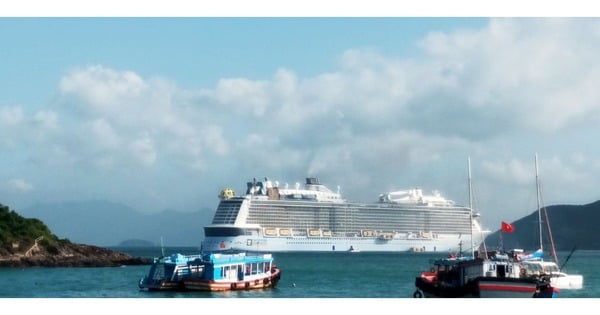 Super cruise ship carrying nearly 4,400 international visitors docks in Nha Trang for the first time