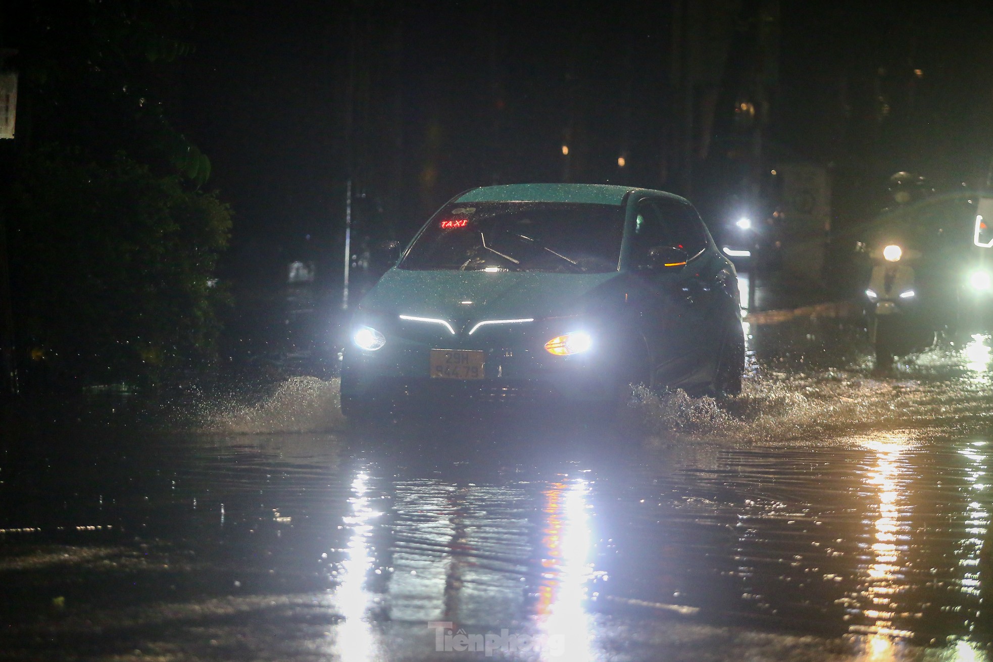 大雨、夜にハノイの通りが冠水 写真6