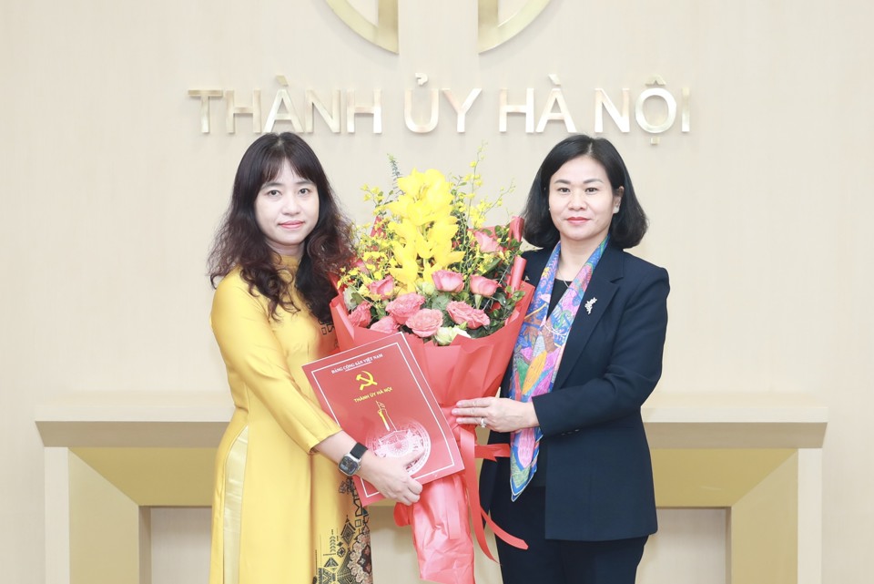អនុលេខាអចិន្ត្រៃយ៍នៃគណៈកម្មាធិការបក្សទីក្រុង លោកស្រី Nguyen Thi Tuyen បានប្រគល់សេចក្តីសម្រេចជូនលោកស្រី Nguyen Vu Bich Hien។