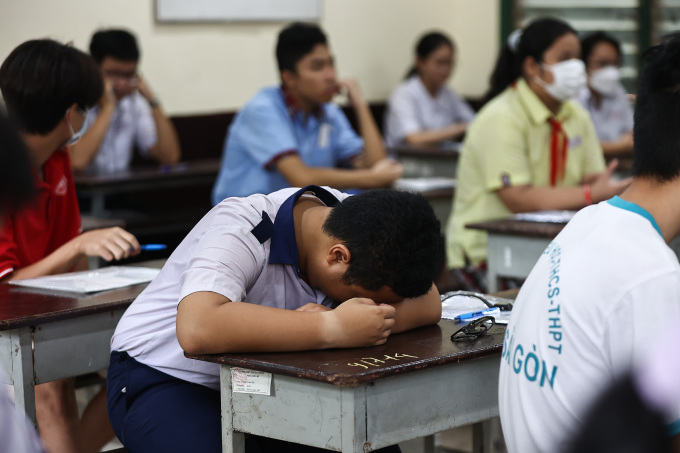 Candidates take the Literature exam on the morning of June 6 at Trung Vuong High School. Photo: Quynh Tran