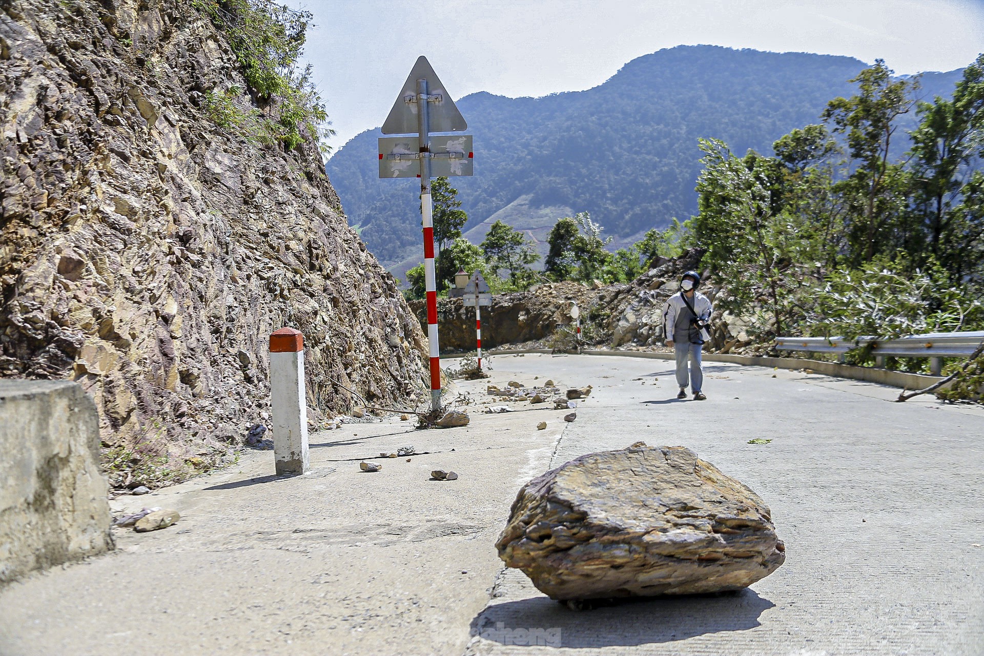 Landslides cause danger on Mui Trau Pass in Da Nang photo 6