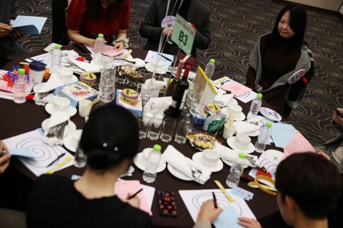 매치메이킹 이벤트 참가자는 주최측의 요구에 따라 게임을 진행합니다. 사진: 로이터