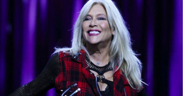 La "sex symbol" Samantha Fox se muestra emocionada ante su primer show en Vietnam