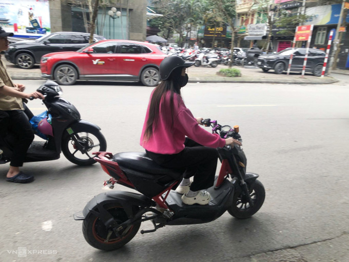 Ngoc Anh elige vehículos eléctricos como su medio de transporte diario. Foto: Thanh Nga