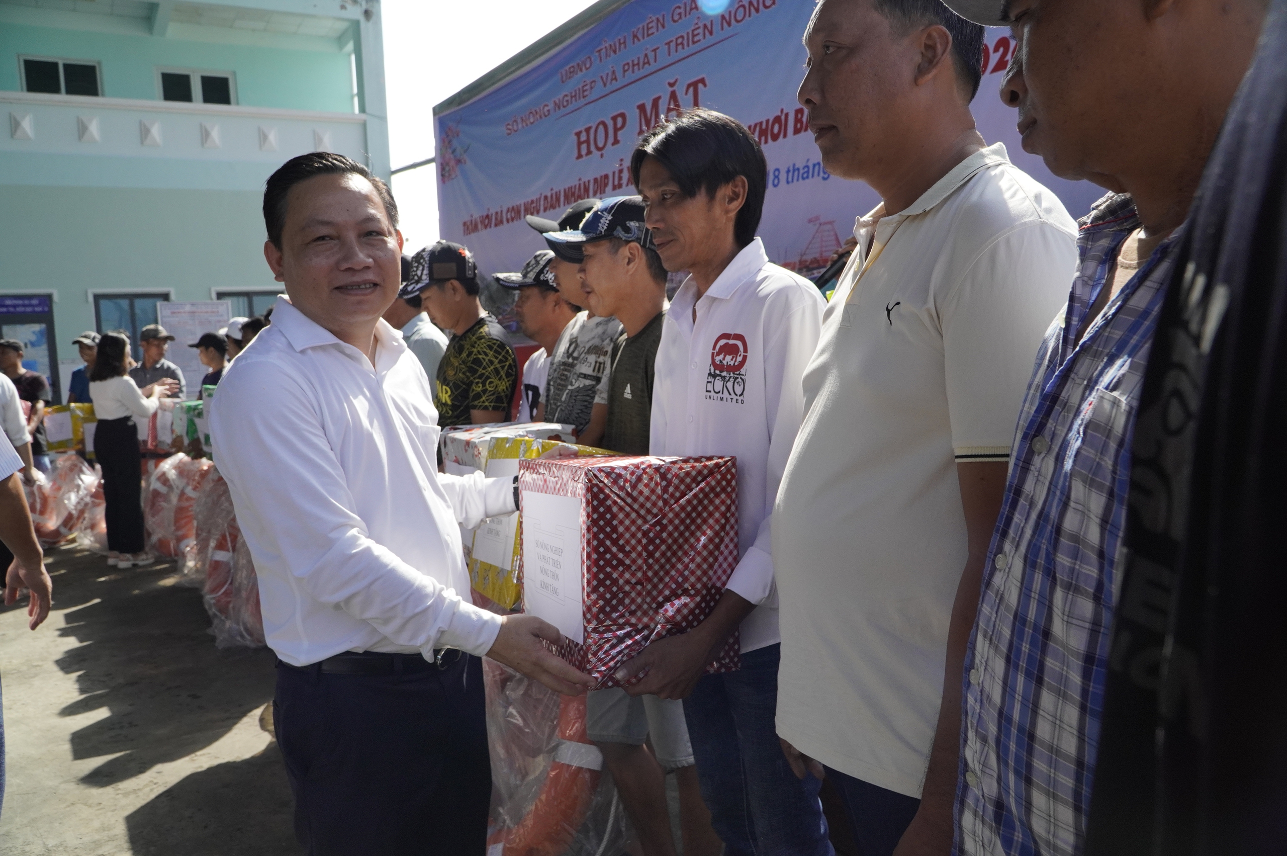 Kiên Giang: Tặng quà ngư dân trước chuyến xuất hành ra biển đầu năm- Ảnh 2.