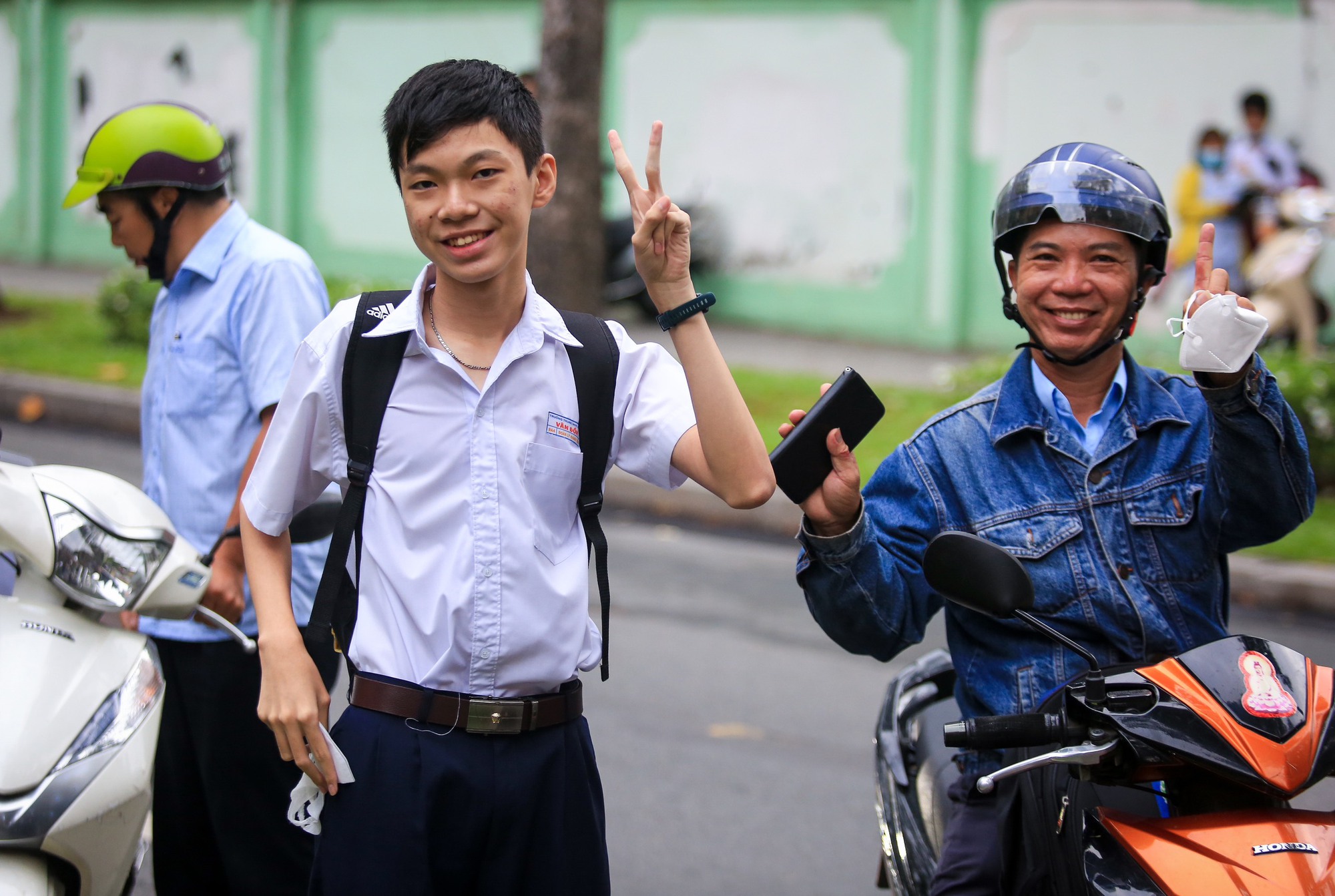 Con bật khóc sau giờ thi văn vào lớp 10: Ba, mẹ ở đây rồi! - Ảnh 15.