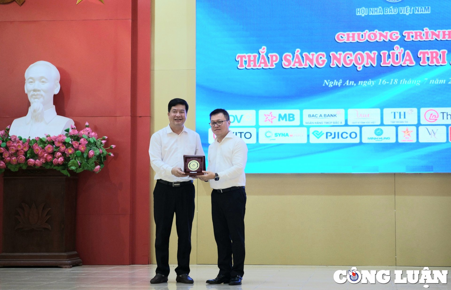 Vietnam News Agency donates gifts to poor families and poor students in high schools. Image 2