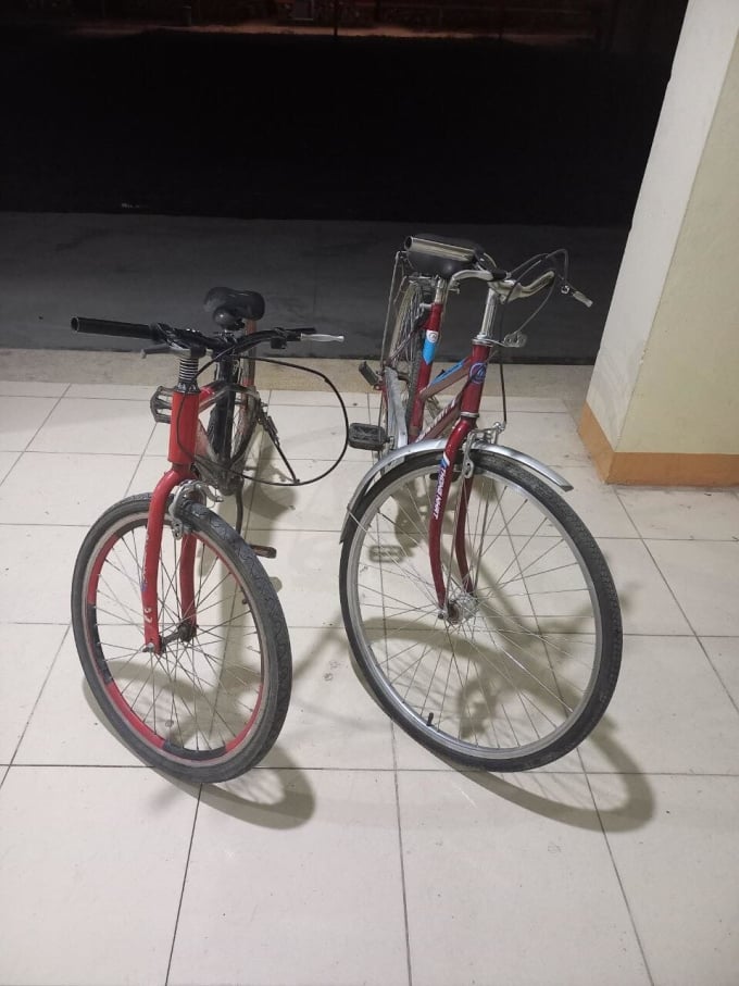 The two brothers Chu and Hinh rode their bicycles from Muong Cha (suspected to be Muong Cha district, Dien Bien province) to Hanoi to find their mother. Photo: Mai Chau district police