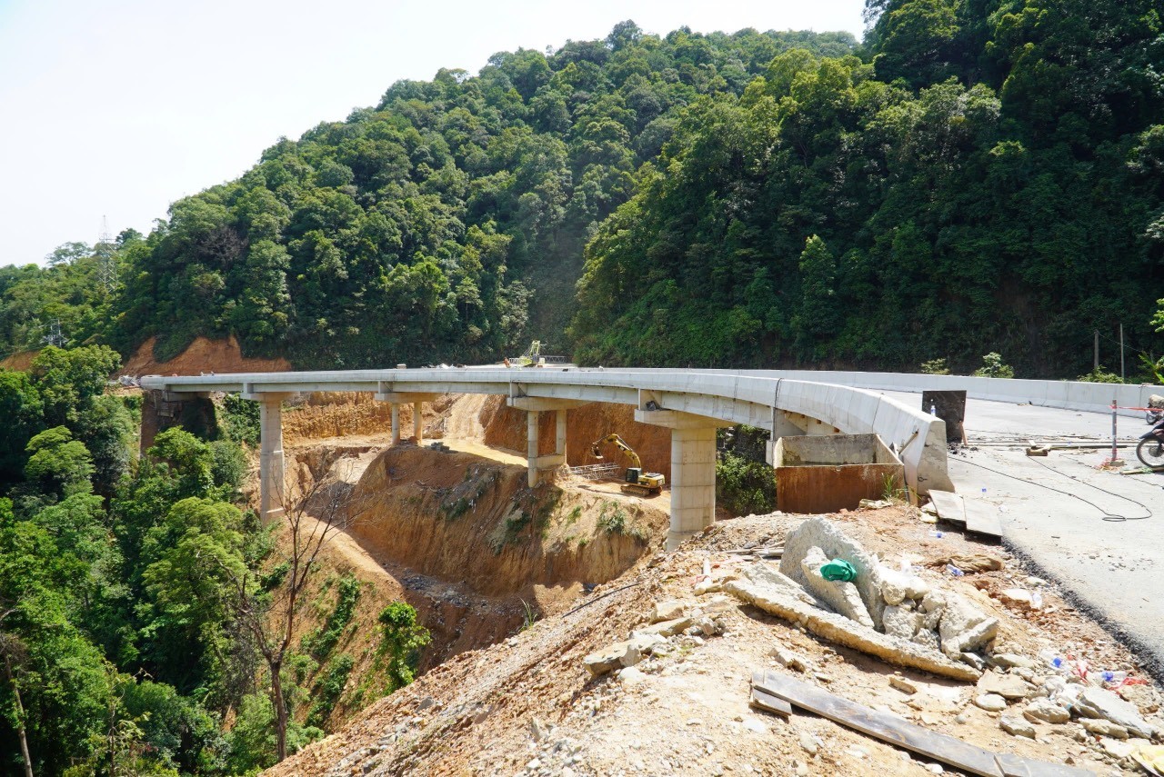 La forme de la route nationale 8A après sa modernisation avec un capital de plus de 1 600 milliards de VND photo 6
